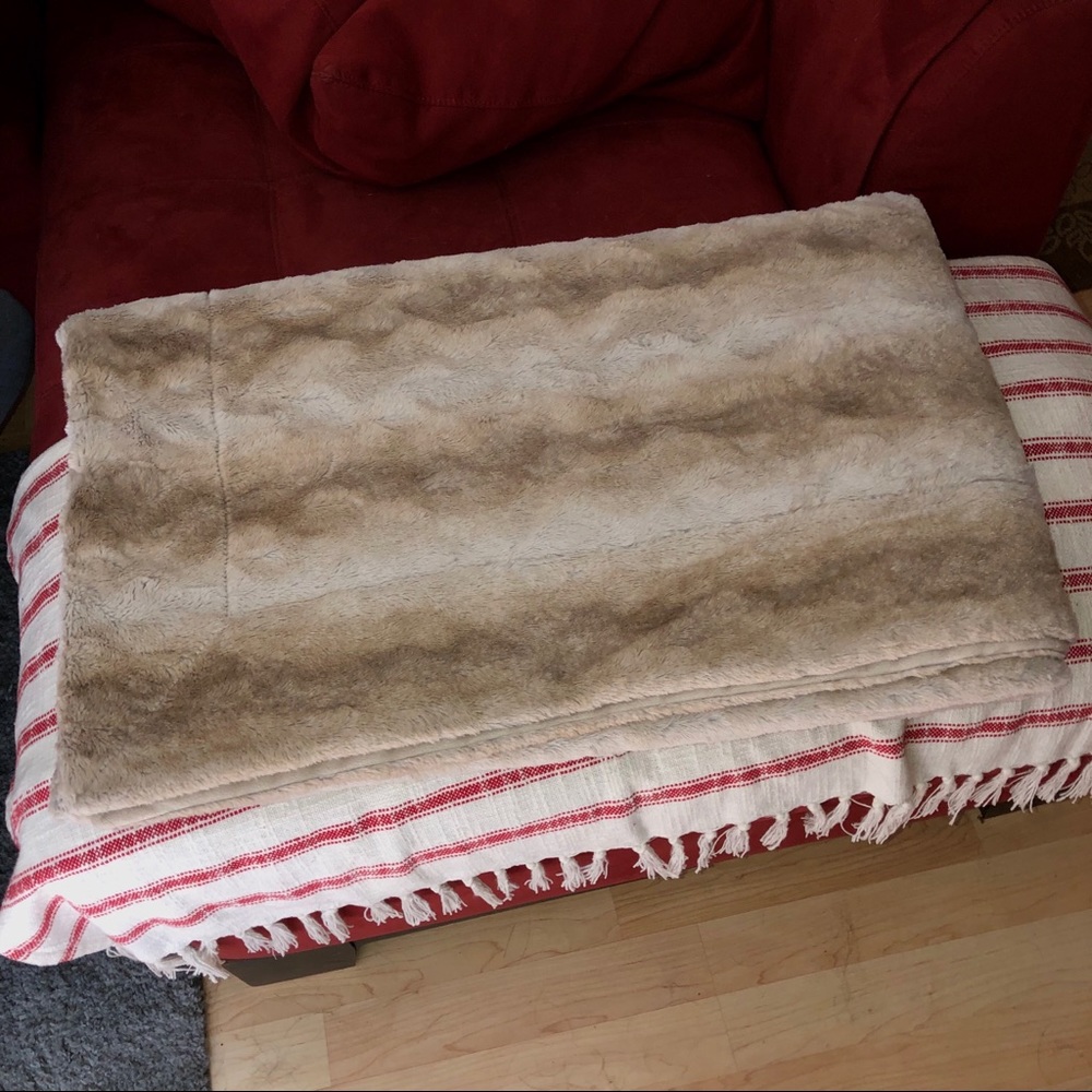 Tan and white fuzzy throw blanket🛏
